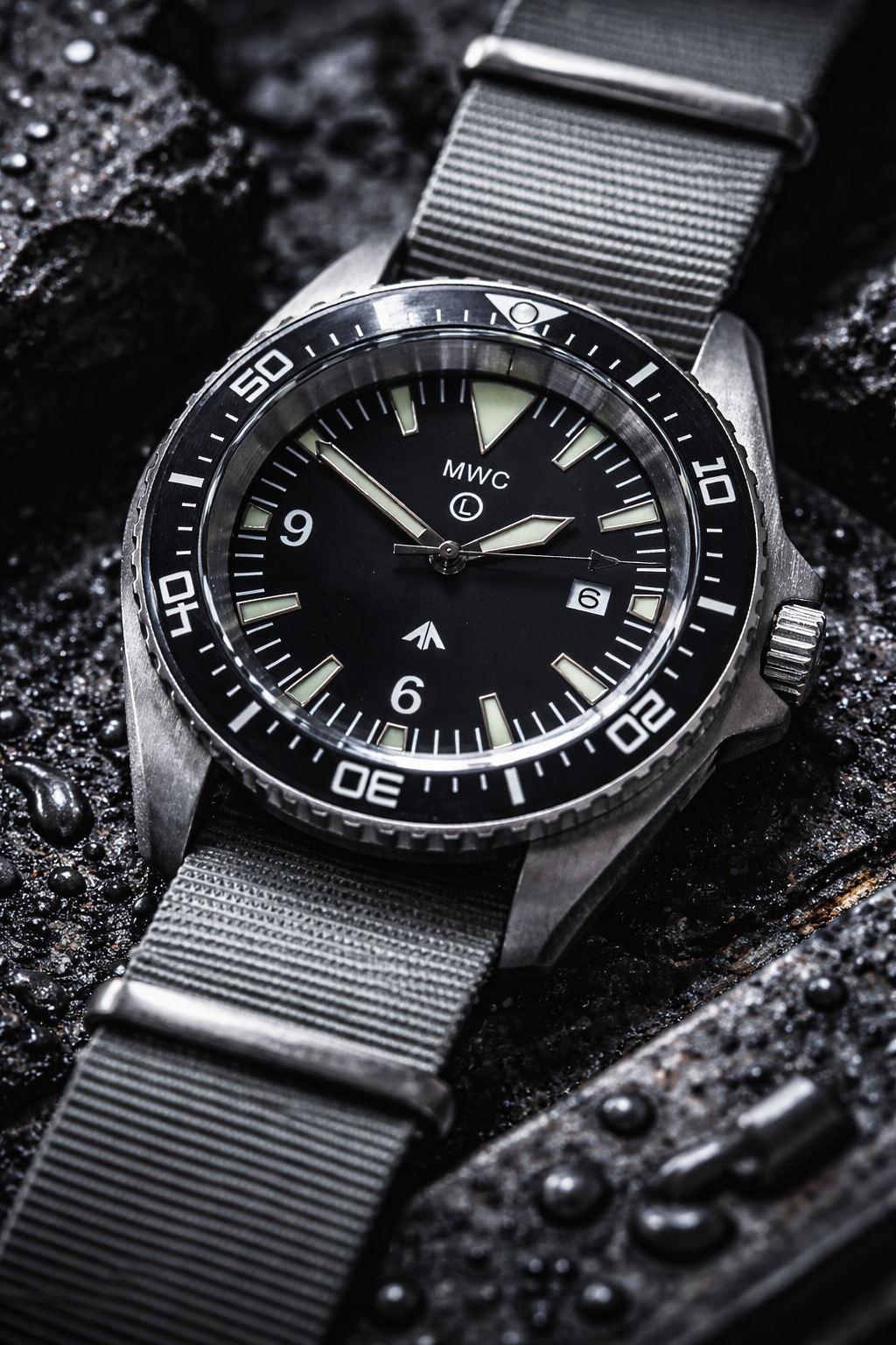 MWC Heavy Duty 300m Military Divers Watch in Stainless Steel Case (Quartz) with Sapphire Crystal and Ceramic Bezel